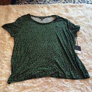 Simply Vera Vera Wang Modern Tee Green Cheetah Print Short Sleeve Top